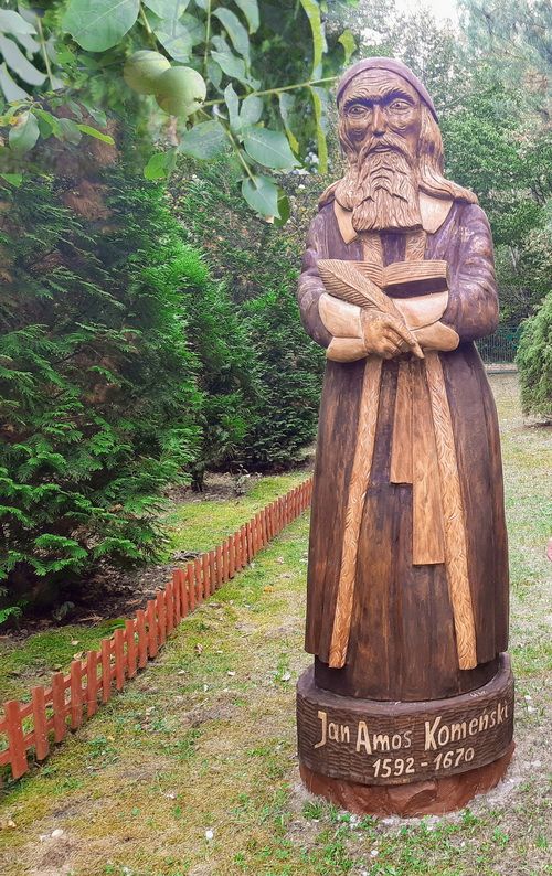Comenius i galazka orzecha włoskiego z owocami w parach