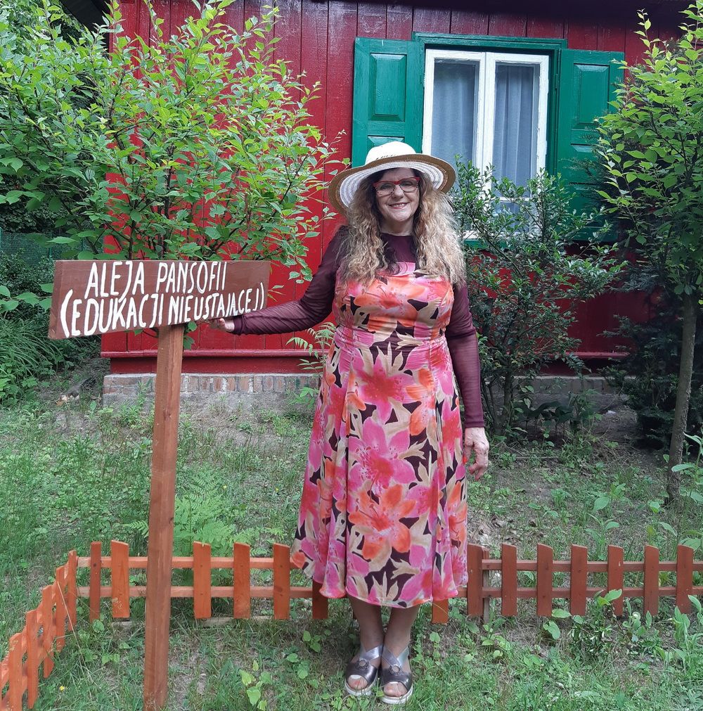 ALEJA PANSOFII EDUKACJI NIEUSTAJĄCEJ NAPIS ujęcie z Barbarą