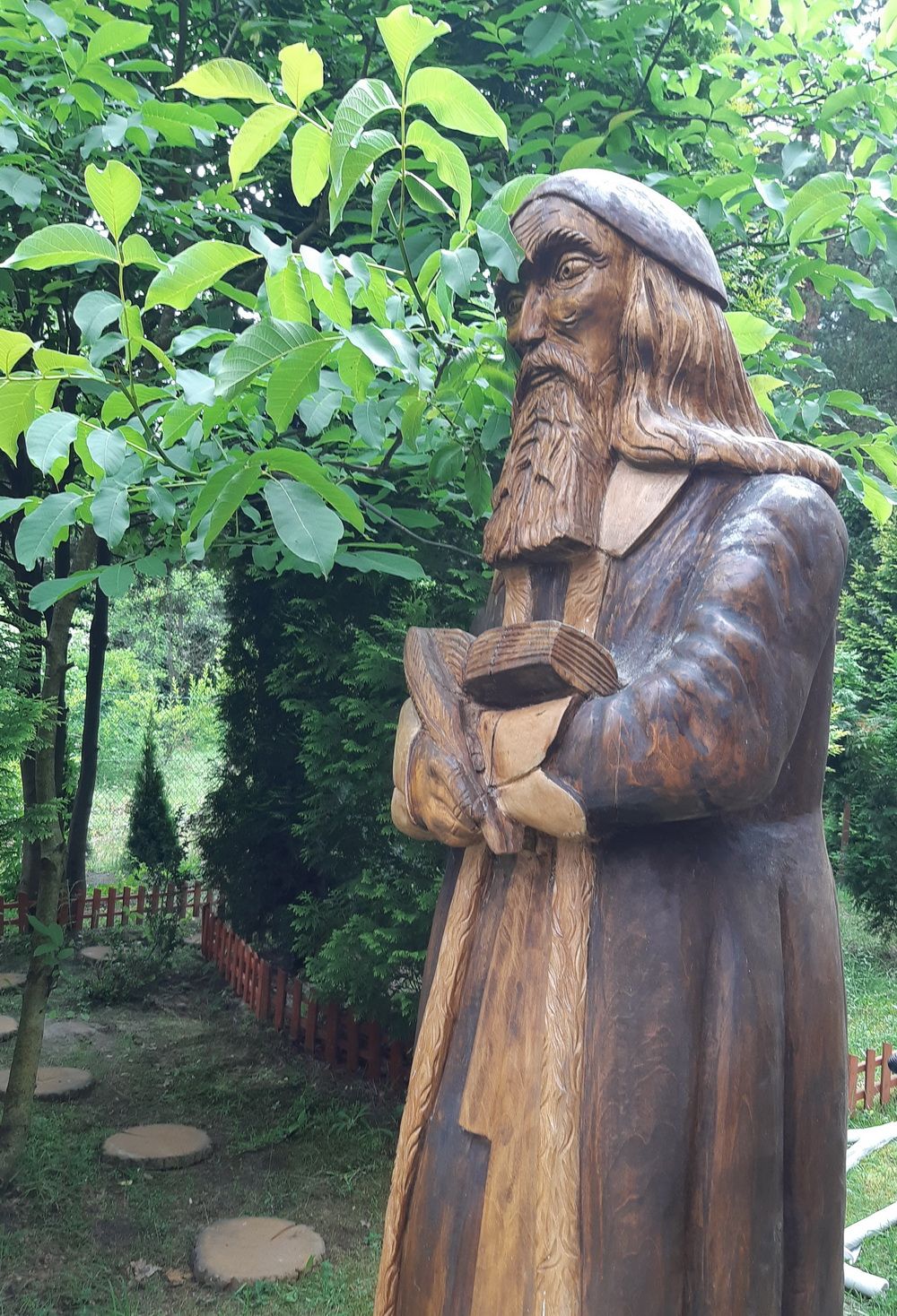 comenius widoczne wejście do alei labiryntów lato 2021