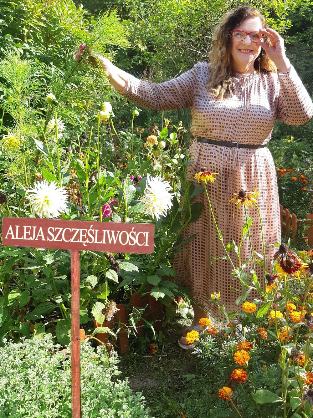 ALEJA PANSOFII z Barbaą w beżowej sukience WŁjpg