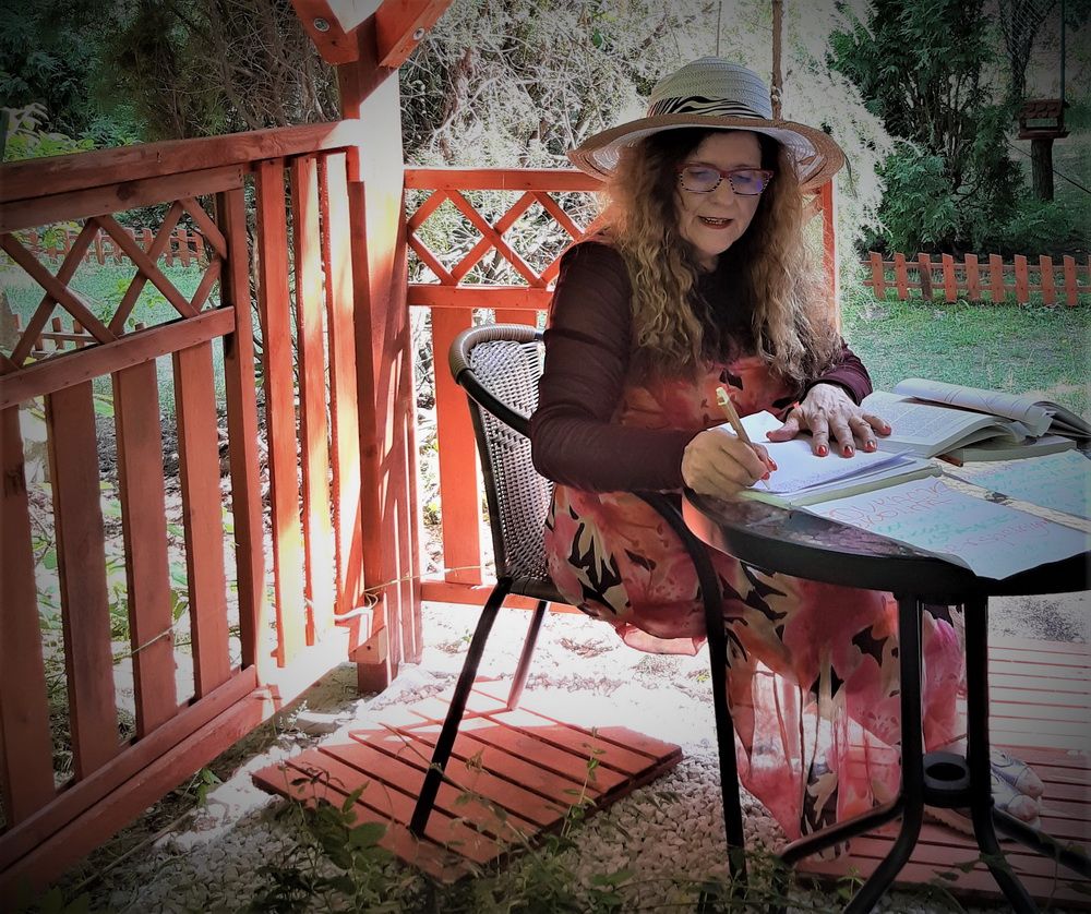 barbara pisze swoją biograficzną książkę w domu samowiedzy i refleksji