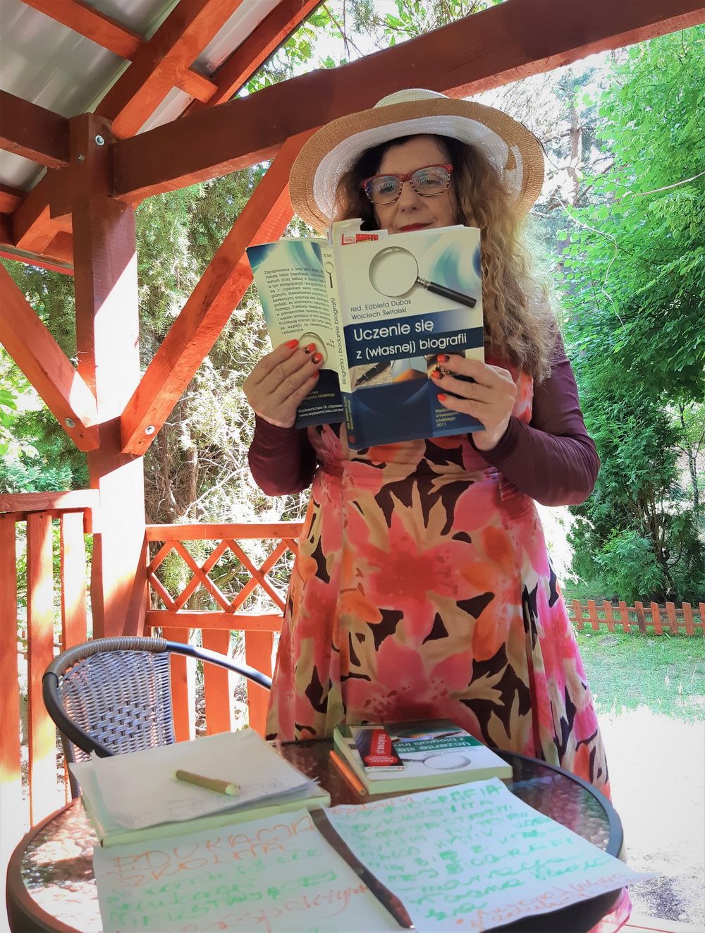 barbara studiuje książkę do swojej monografii właściwy