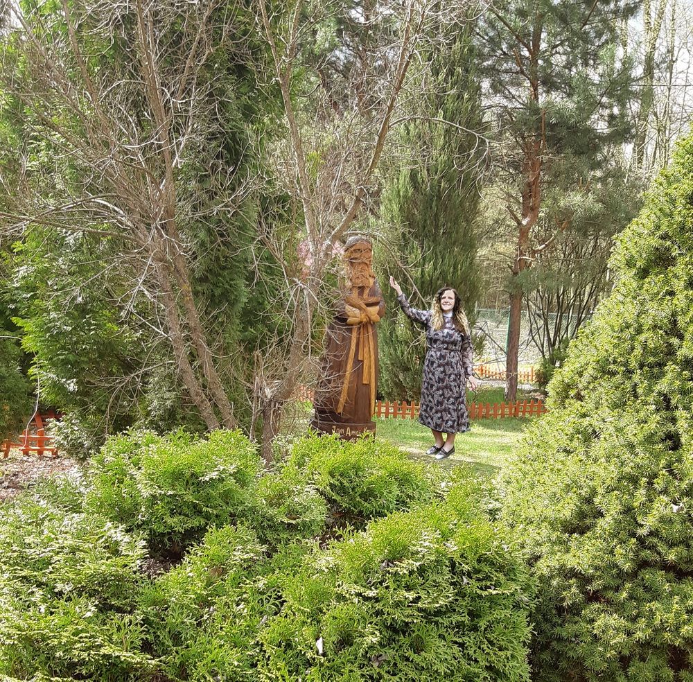 comenius wśród roślinnośco ogrodu wczesną wiosną